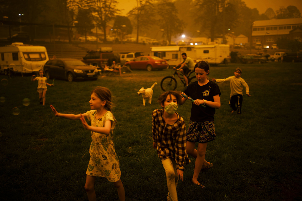 Fot. Sean Davey / Agence France Presse, "Bushfire Evacuation Center". 2. miejsce kategorii Contemporary Issues class="wp-image-1128667"