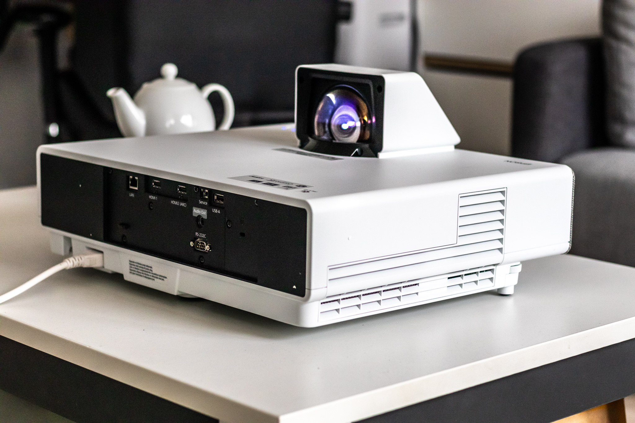 Epson EH-LS500 to projektor 4K ultrakrótkiego rzutu, który zamienia ścianę w żywy, 130-calowy ekran - recenzja