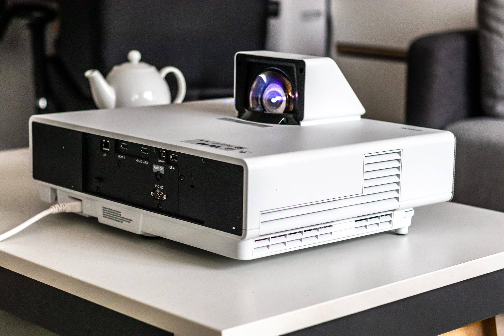 Epson EH-LS500 to projektor 4K ultrakrótkiego rzutu, który zamienia ścianę w żywy, 130-calowy ekran - recenzja