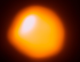 Plamy na Betelgezie zmyliły naukowców. Myśleli, że dogorywa, ale na fajerwerki jeszcze poczekamy