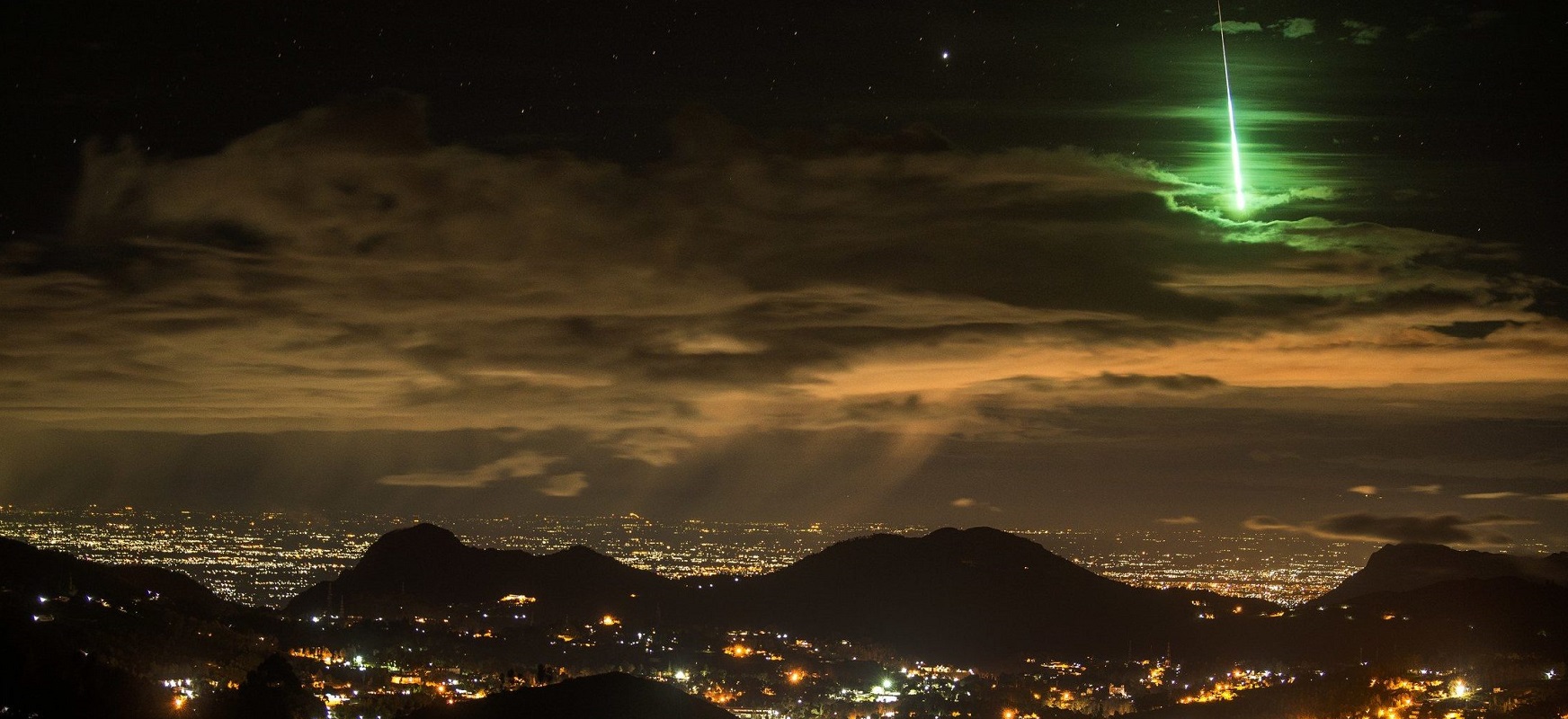 „Eksperci nie wiedzą, co to jest.” Zaskakująca kula ognia nad Australią. „Meteor miał średnicę pół kilometra.” Bzdura, bzdura, bzdura