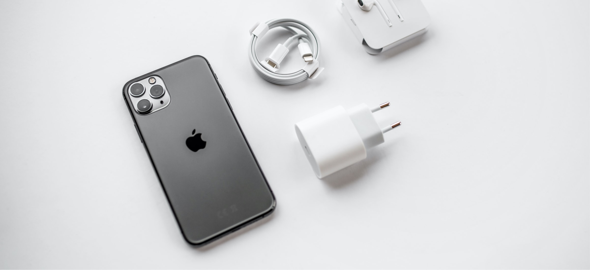 iPhone powinie być sprzedawany bez ładowarki. Klient może sobie zamówić