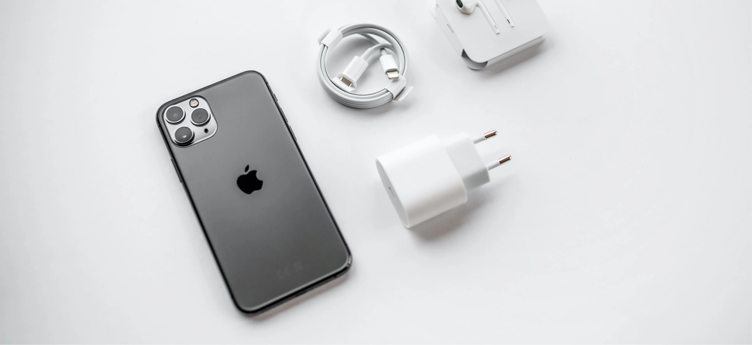 iPhone powinie być sprzedawany bez ładowarki. Klient może sobie zamówić