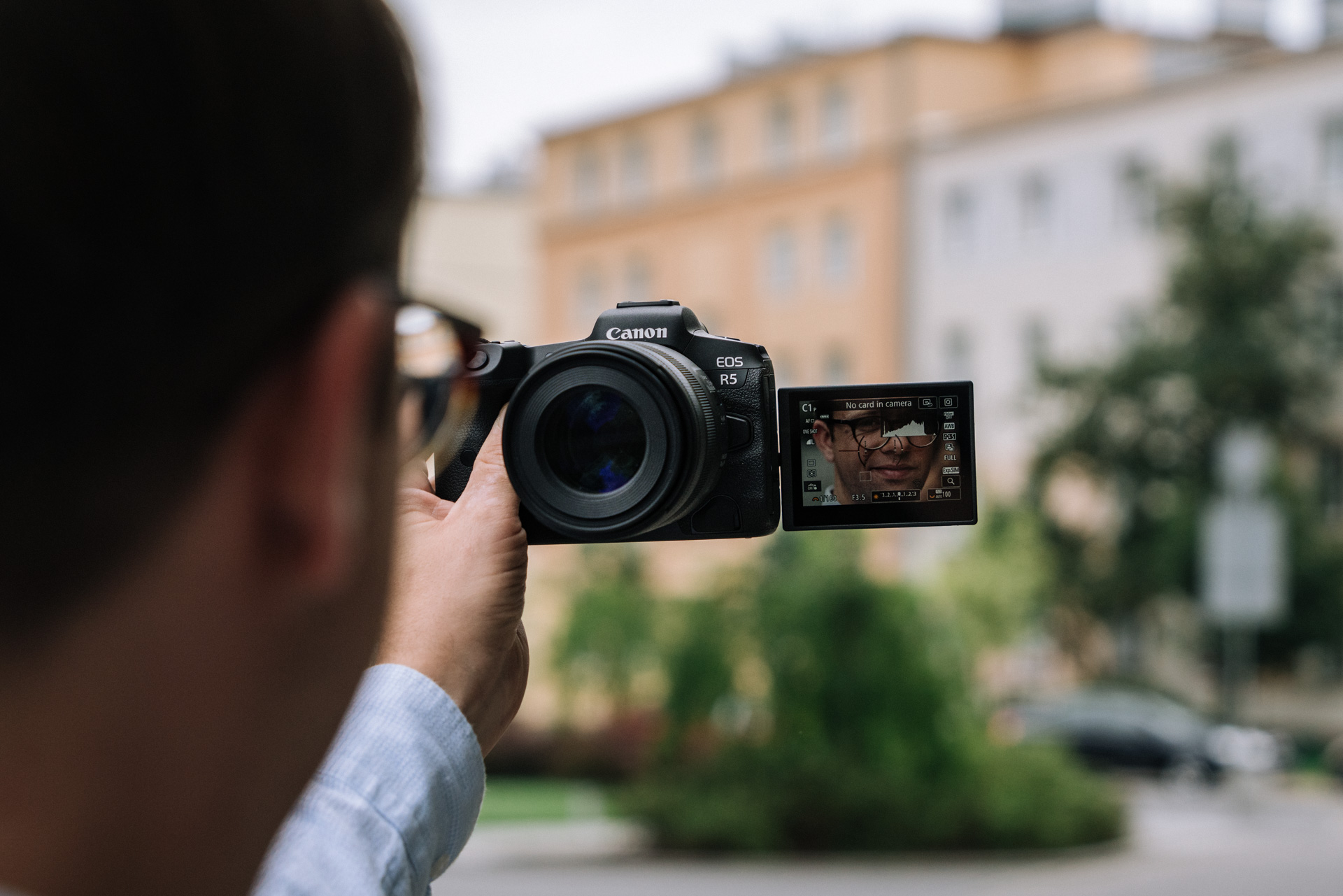 Canon wymyślił kamerę do vlogowania na nowo. Ma wymienne obiektywy i wbudowany gimbal