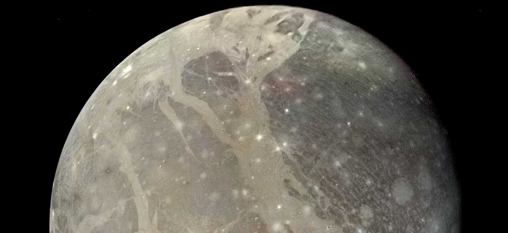 Sonda Juno sfotografowała bieguny Ganimedesa. To naprawdę wyjątkowy księżyc