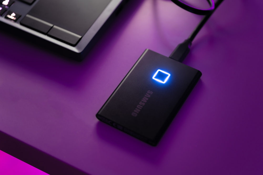 Podłącz przenośny dysk Samsung T7 Touch do komputera i innych urządzeń – korzystaj z dysku SSD z czytnikiem linii papilarnych class="wp-image-1214005"
