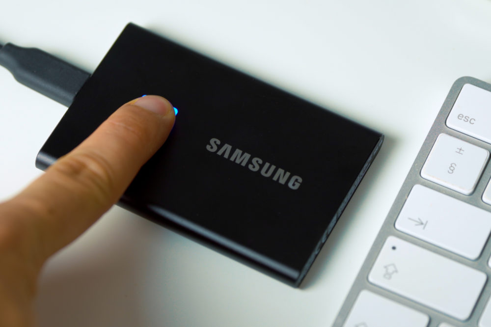 Podwójne zabezpieczenie dysku Samsung T7 Touch – czytnik linii papilarnych i kod zabezpieczający pozwolą Ci bezpiecznie przechowywać dane class="wp-image-1214008"