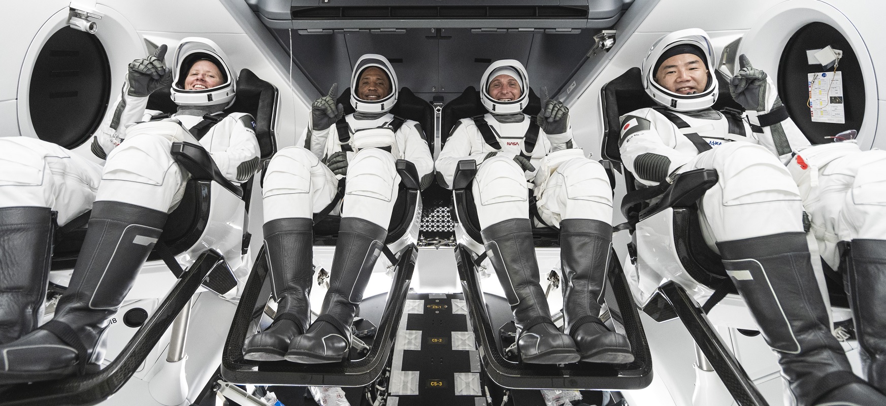 Pierwszy lot Crew Dragona opóźniony. Czwórka astronautów poleci na stację w październiku