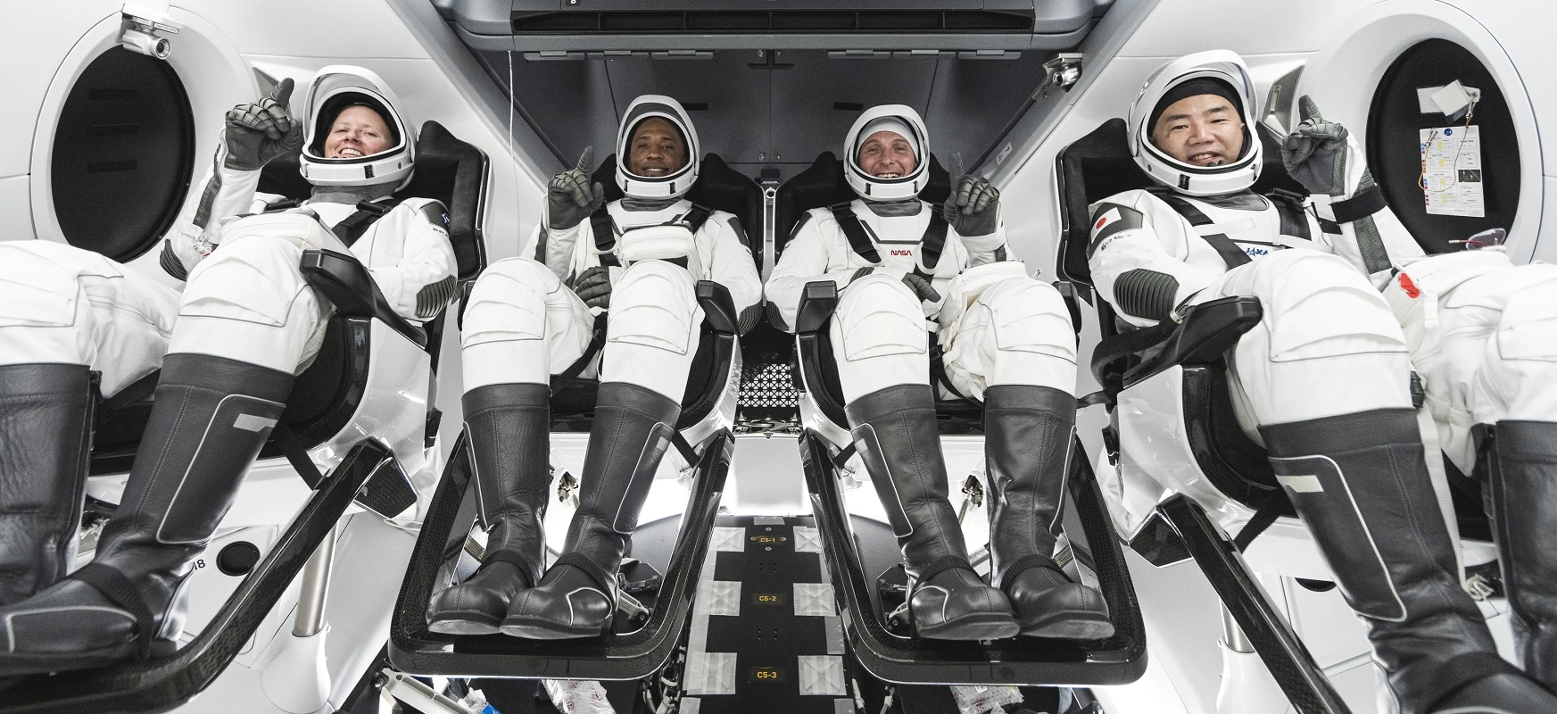 Pierwszy lot Crew Dragona opóźniony. Czwórka astronautów poleci na stację w październiku