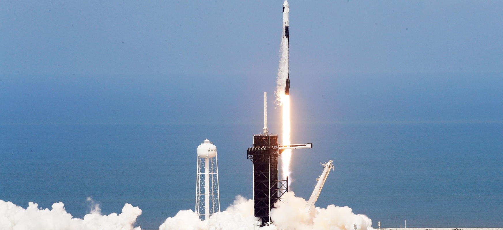 Elon: 1 Bezos 0. SpaceX z potężnym kontraktem dla Departamentu Obrony