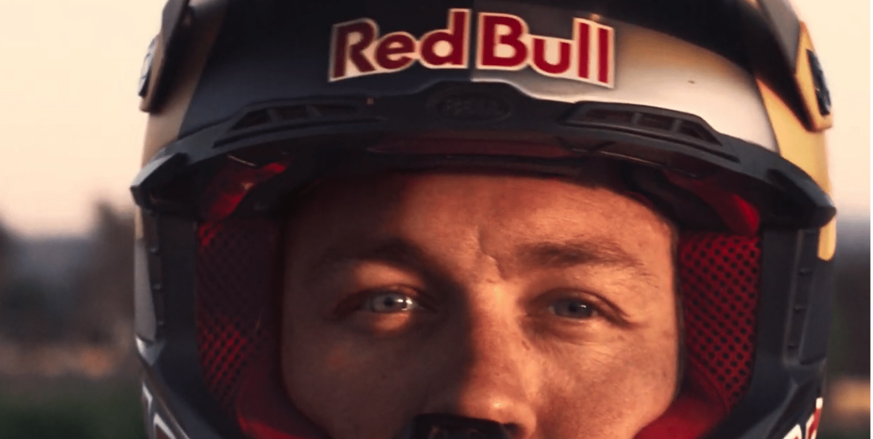 Nowa reklama Red Bulla to szaleńczy lot dronem na jednym ujęciu