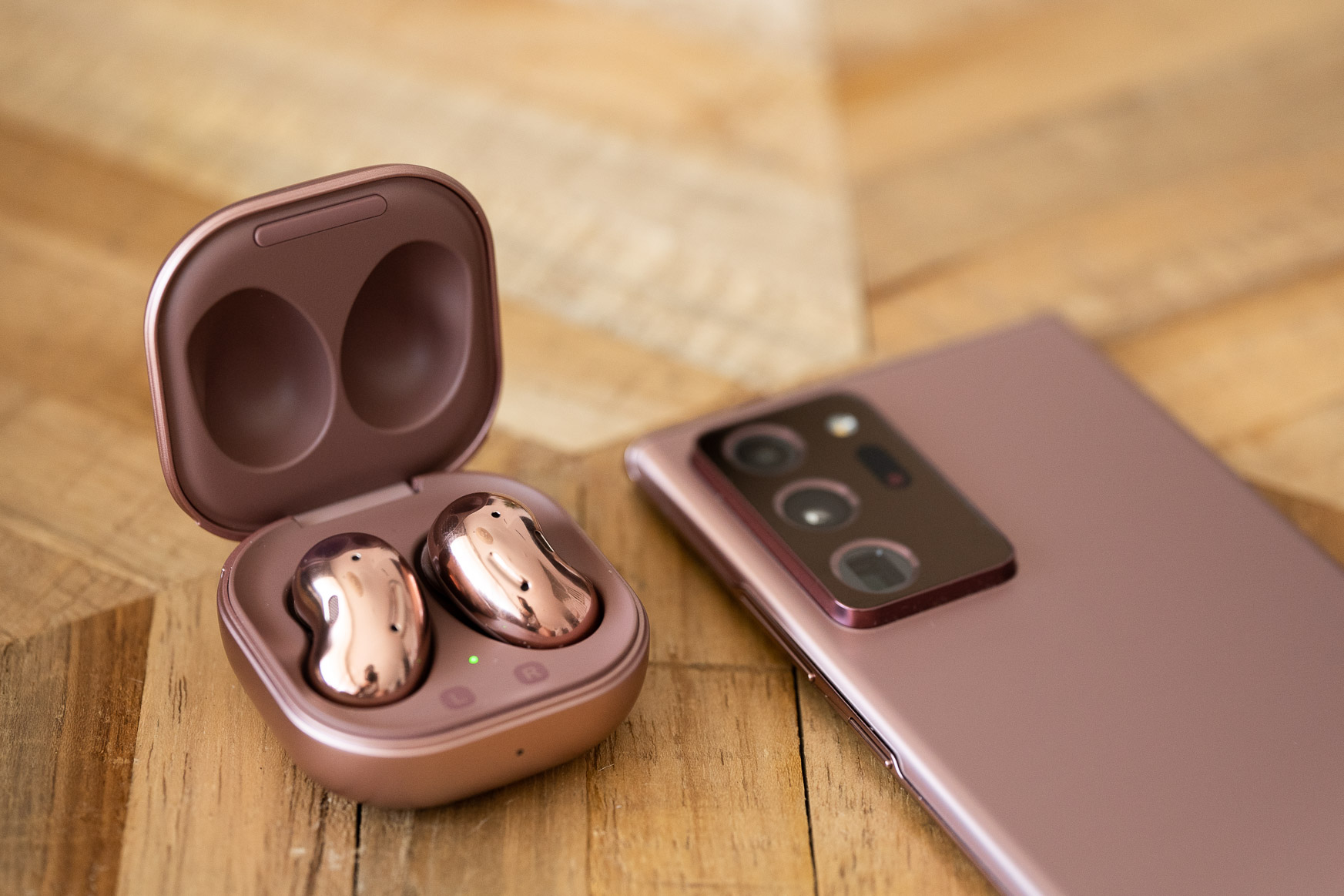 Apple: słuchawki kupcie sobie sami. Samsung: Galaxy Buds w zestawie