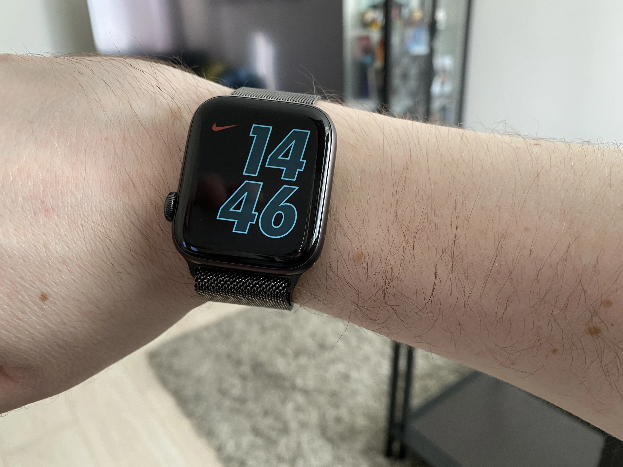 apple watch series 6 44 mm alu lte space grey milanese loop graphite class="wp-image-1438733"