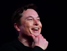 Elon Musk nabija się z Jeffa Bezosa. Ten drugi sam się o to prosił