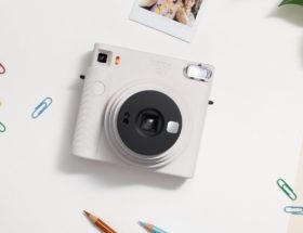 Fotografia analogowa powraca w pięknym stylu. Nowy kwadratowy Instax ma szansę być hitem