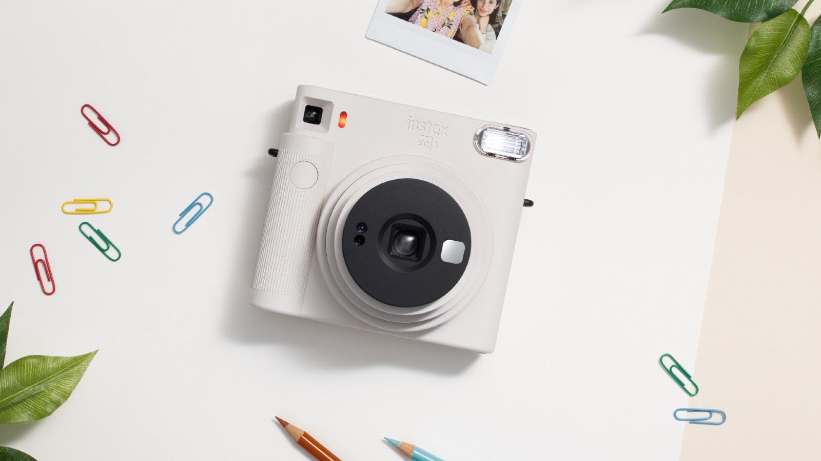 Fotografia analogowa powraca w pięknym stylu. Nowy kwadratowy Instax ma szansę być hitem