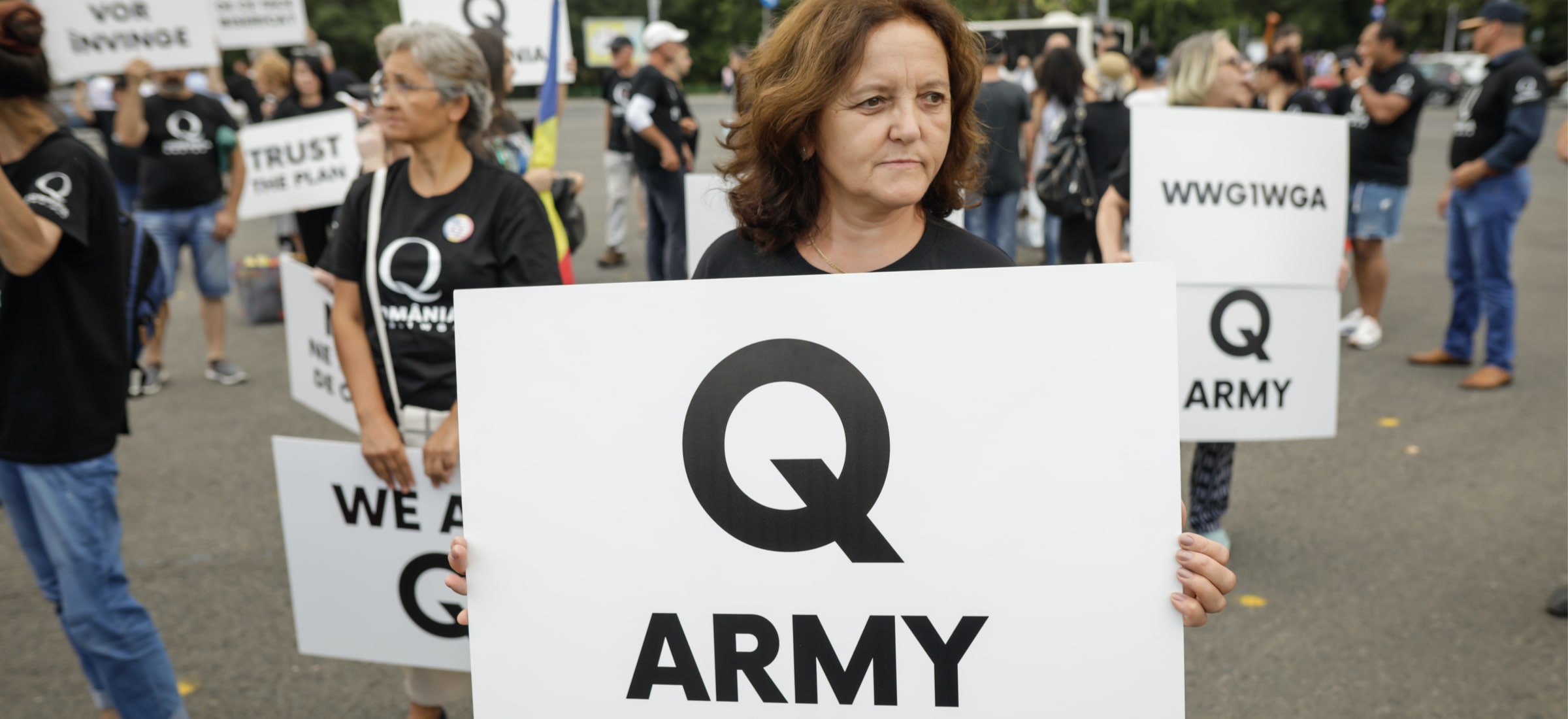 Trump jest ich idolem. Wyśmiewają „plandemię”. Teraz rozkręcają antycovidowy protest w Warszawie. Poznajcie QAnon