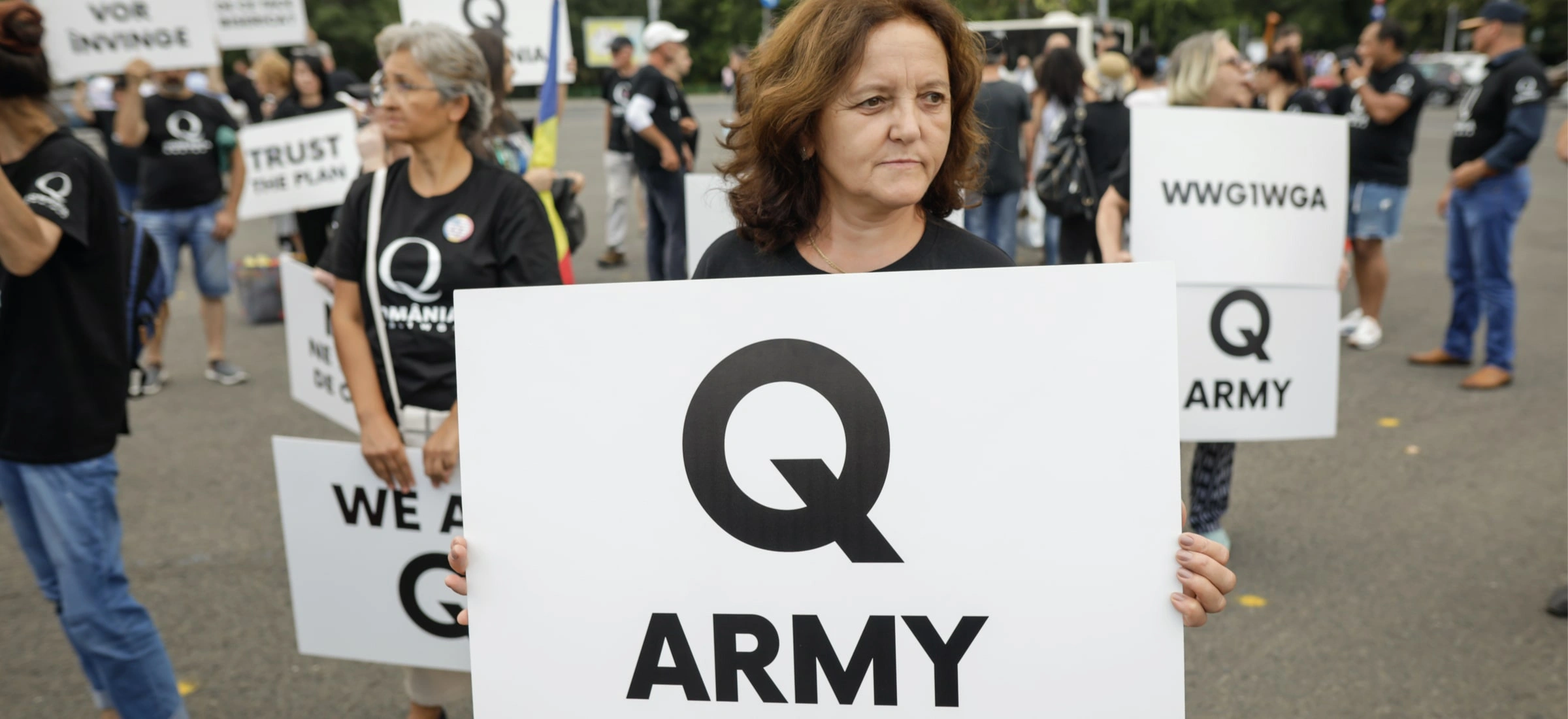 Trump jest ich idolem. Wyśmiewają „plandemię”. Teraz rozkręcają antycovidowy protest w Warszawie. Poznajcie QAnon