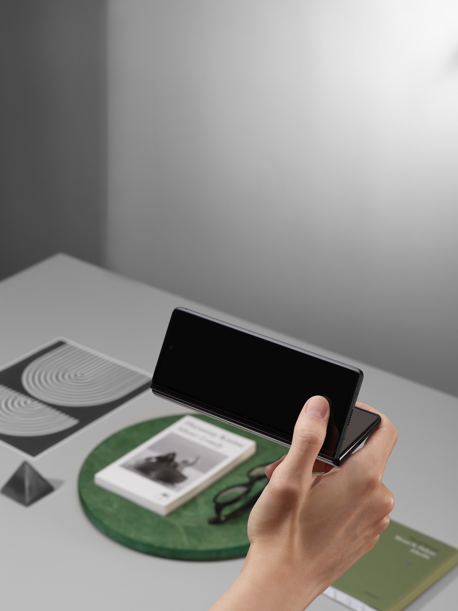 Samsung Galaxy Z Fold 2 class="wp-image-1408601"