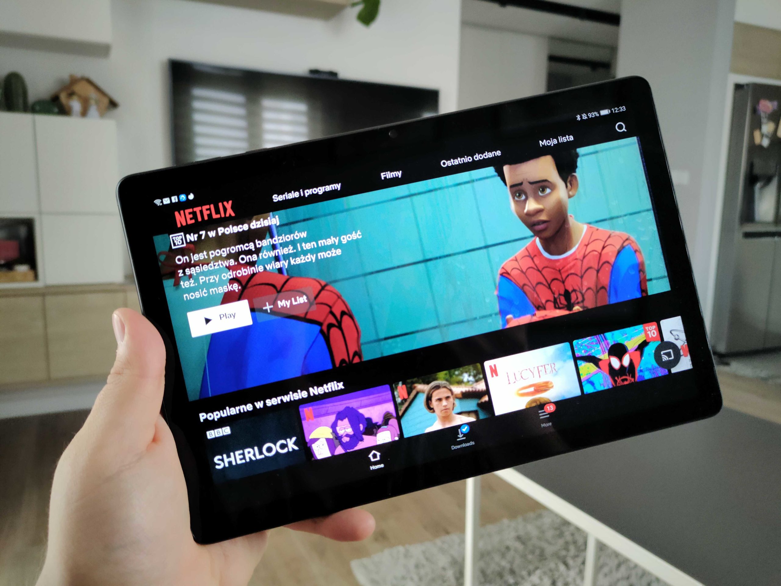 Huawei MediaPad T10S to dobry i tani tablet do wideo. Używałem go chętniej niż swojego iPada