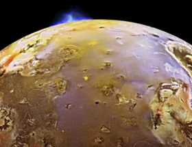 Wulkany na Io nie próżnują. Astronomowie zbadali ile siarki w jego atmosferze pochodzi z wulkanów