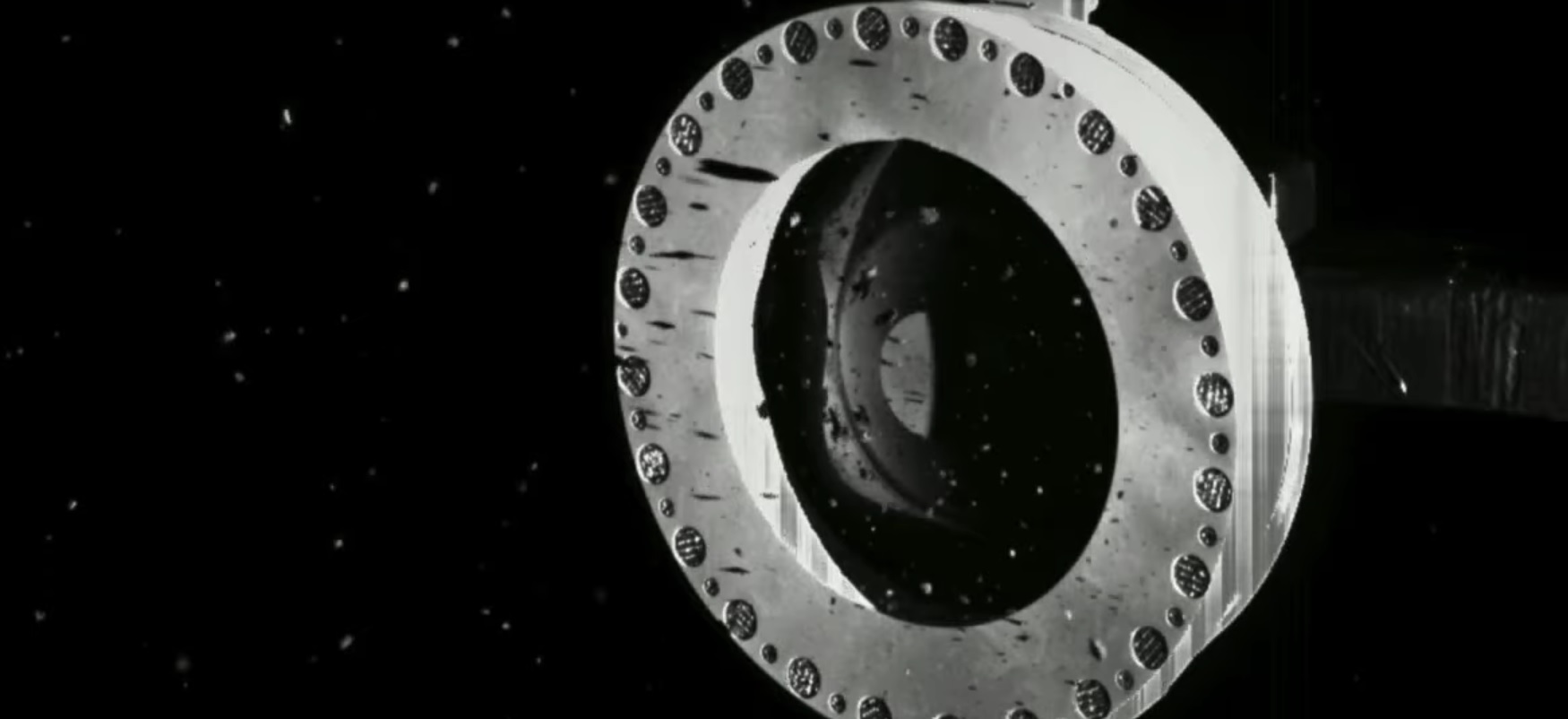 Próbka pobrana z planetoidy Bennu ucieka. Zasobnik sondy OSIRIS-REx wciąż otwarty
