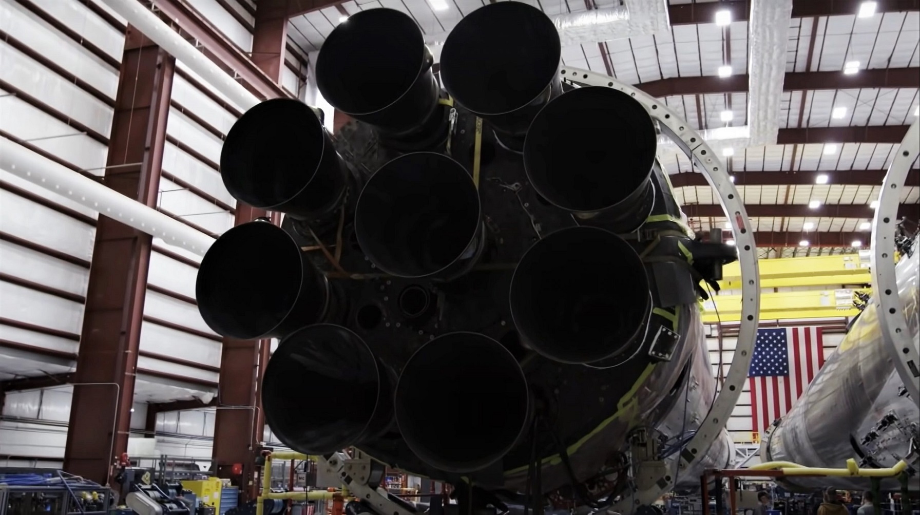 SpaceX odkłada pierwszą komercyjną misję załogową na ISS. Powodem odrobina lakieru w silnikach