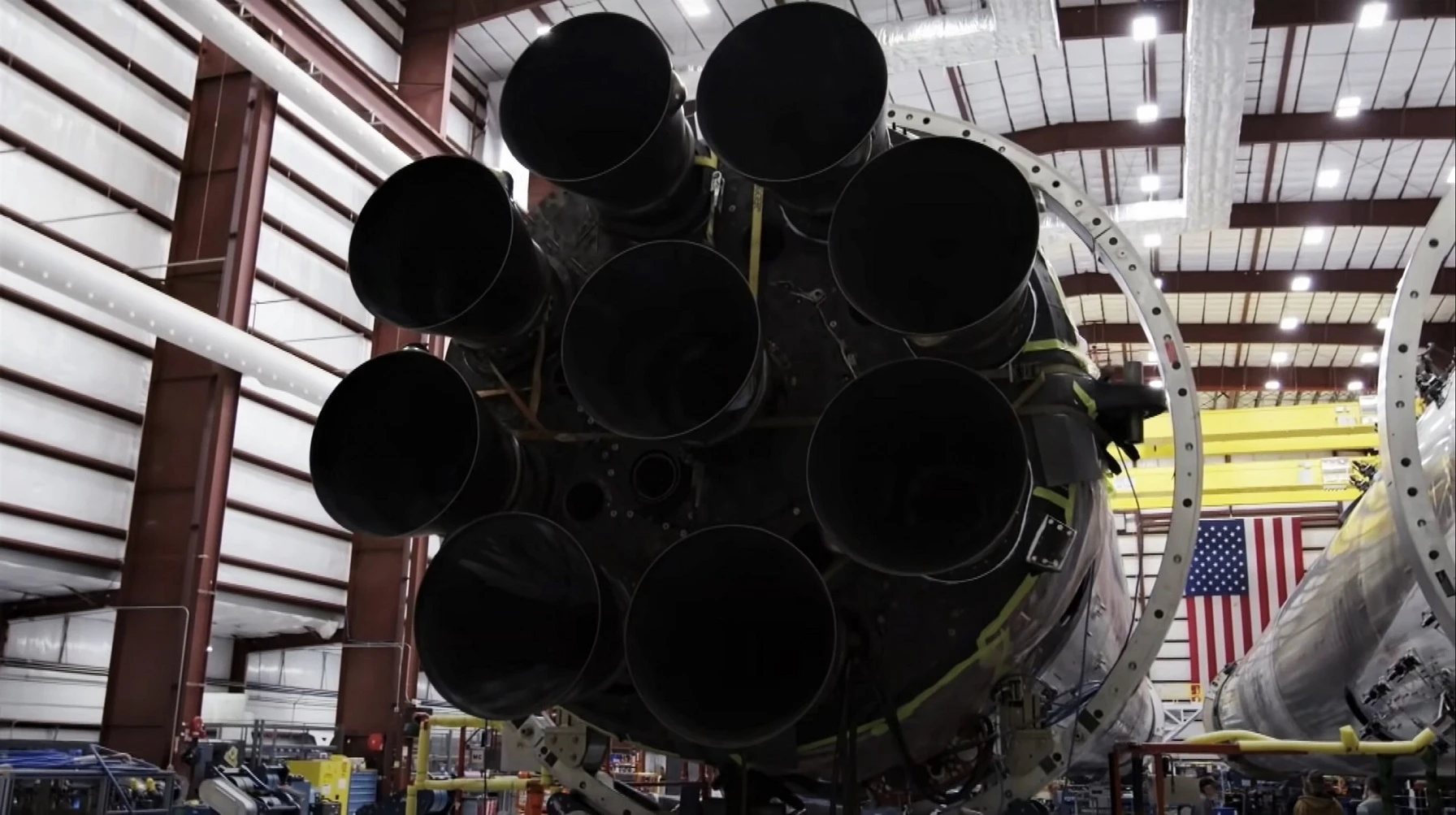 SpaceX odkłada pierwszą komercyjną misję załogową na ISS. Powodem odrobina lakieru w silnikach