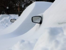 Żółty śnieg w Polsce. To przez piach znad Sahary. ZOBACZ ZDJĘCIA