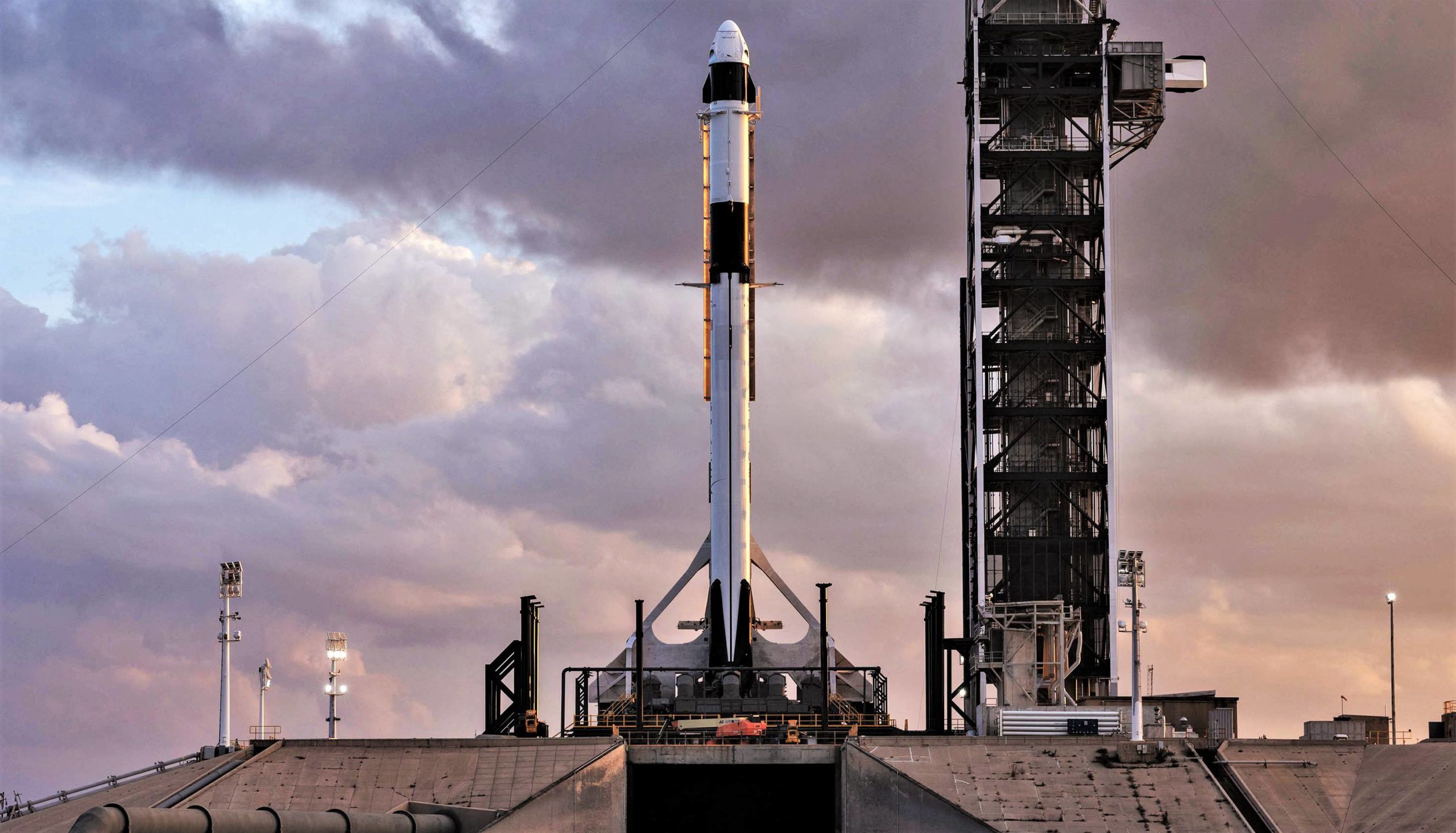 Elon Musk mówi: podmieniliśmy silniki w Falconie. Jeździć, obserwować. Rakieta gotowa do startu
