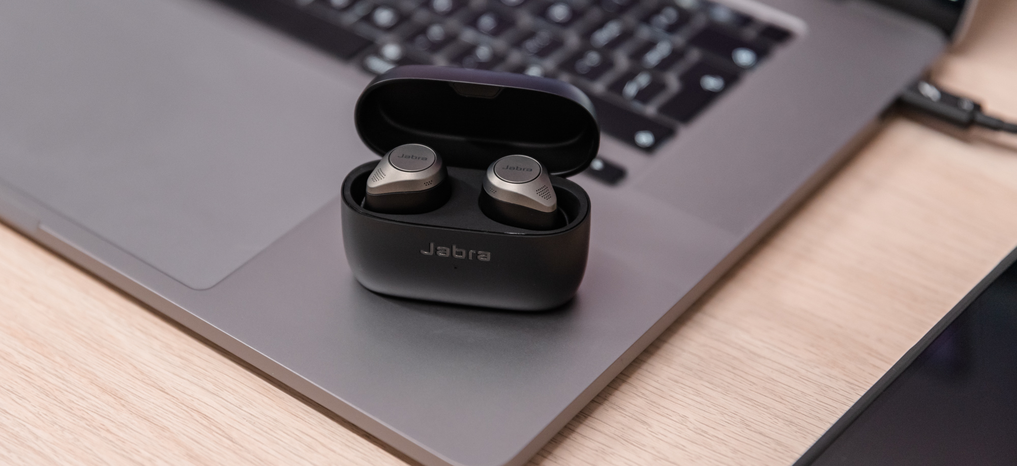 Jabra Elite 85t - recenzja słuchawek z ANC i porównanie do Elite 75t