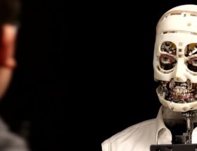 Ten robot patrzy jak człowiek. Idealny na Halloween