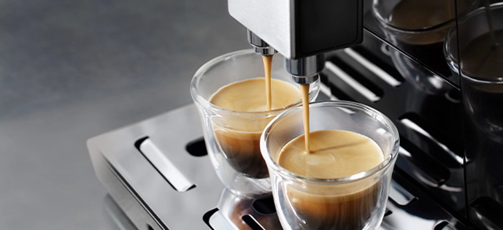 Ekspres De’Longhi w trakcie przygotowywania dwóch espresso na raz