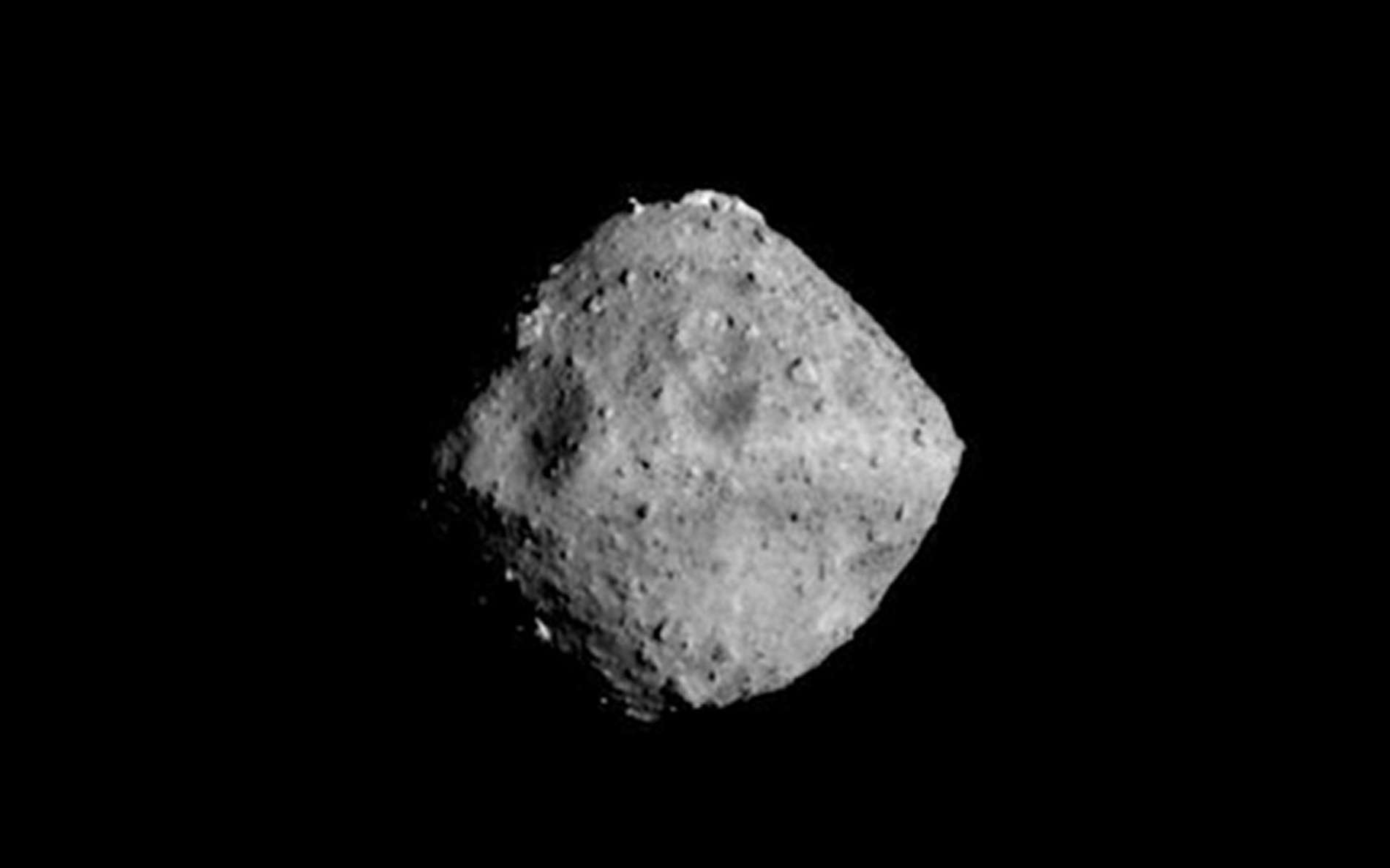 Najciekawszy piach na Ziemi. Naukowcy po raz pierwszy dotykają materii z powierzchni planetoidy Ryugu