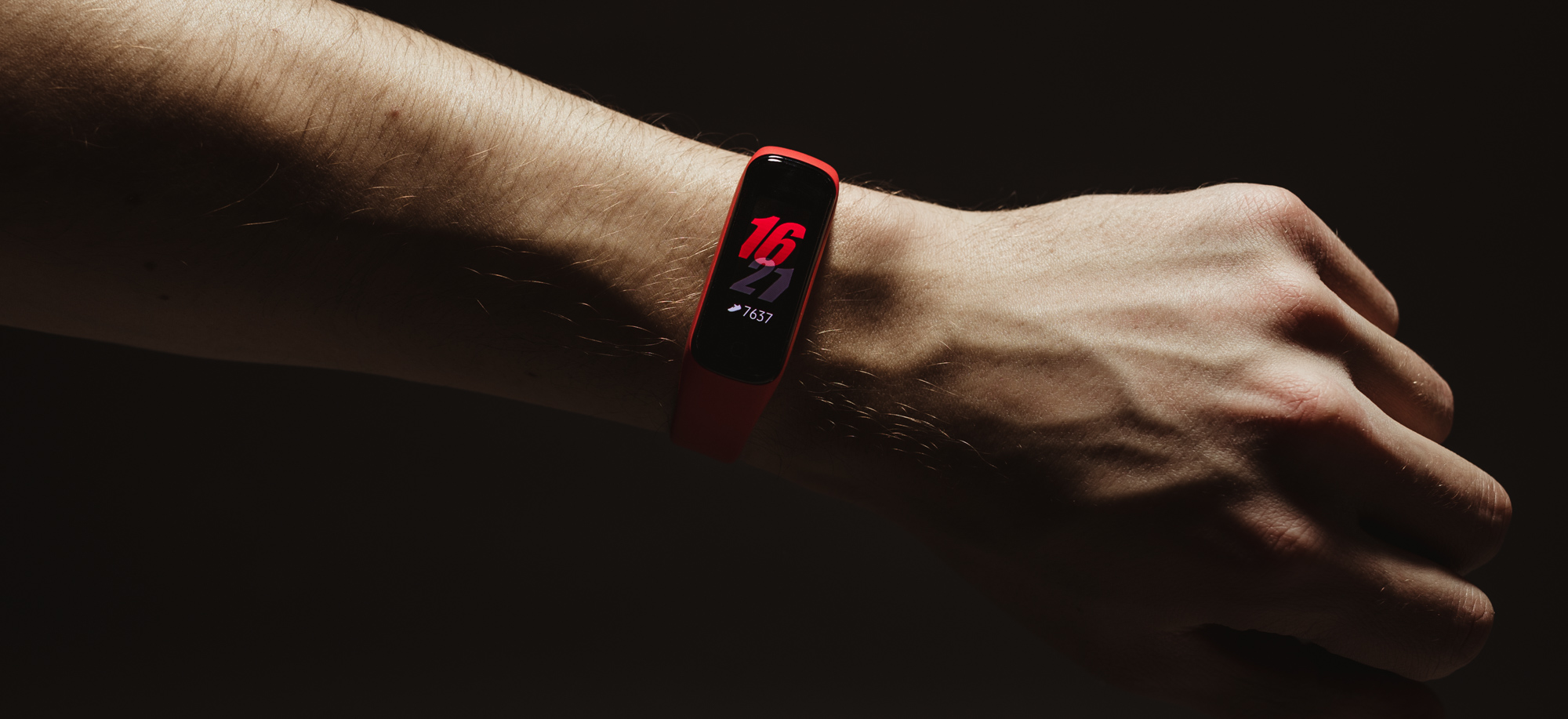 Sprawdziłem opaskę Samsung Galaxy Fit 2. Czy warto ją kupić zamiast Xiaomi Mi Band 5?