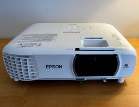 Kino w domu z projektorem Epson EH-TW750. Oglądamy filmy, gramy w gry i gapimy się w ścianę