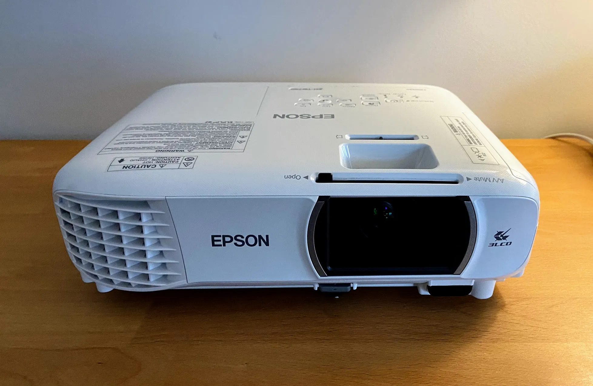 Kino w domu z projektorem Epson EH-TW750. Oglądamy filmy, gramy w gry i gapimy się w ścianę