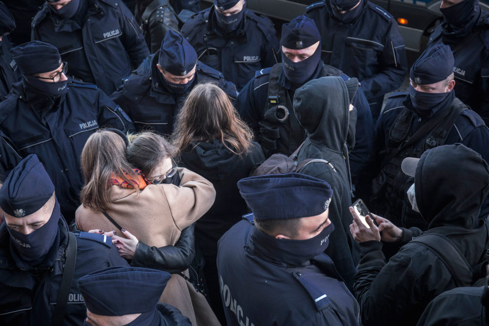 19.11.2020, Warszawa. Pikieta solidarnościowa pod Sądem Okręgowym. Aktywistka zatrzymana na proteście kobiet "Żadnej z nas nie dostaniecie". Fot Marek M Berezowski / REPORTER