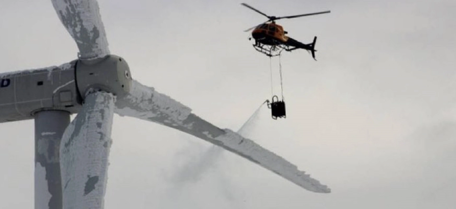 Wiatraki są nieekologiczne, bo trzeba je odmrażać z helikopterów? Ten obrazek robi setne okrążenie