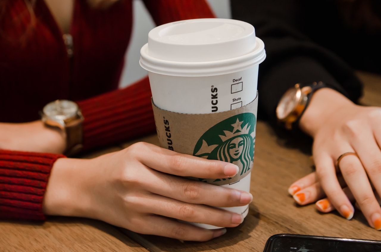 Warszawskie kawiarnie oddają fusy. Starbucks zrobi z nich ekologiczne słomki