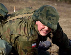Polscy żołnierze na ćwiczeniach z hełmami dorobionymi w Photoshopie