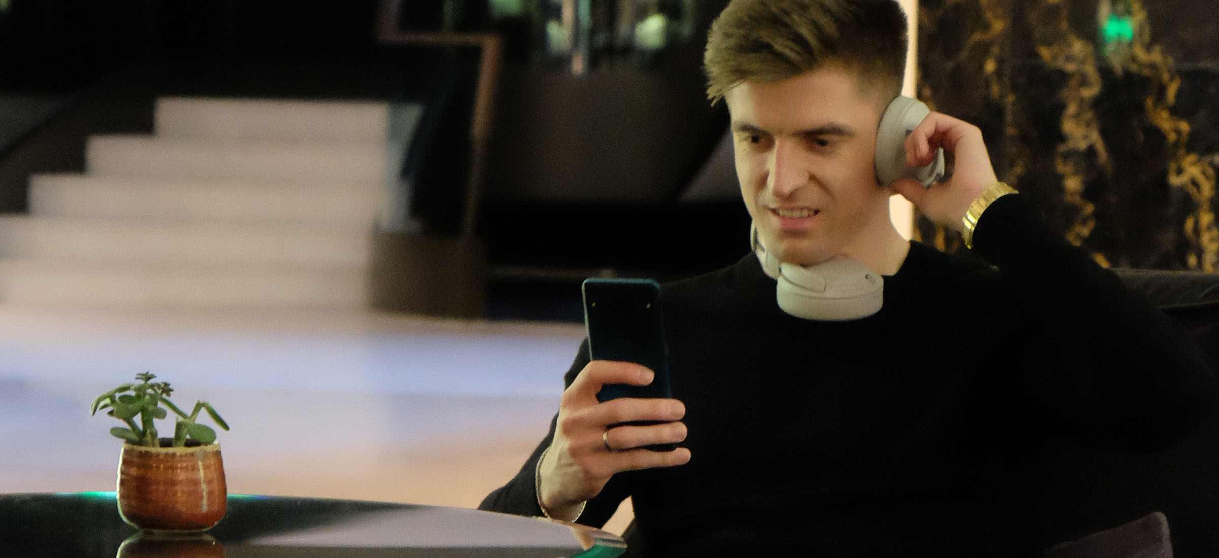 Krzysztof Piątek o TCL, kibicowaniu i telewizorach