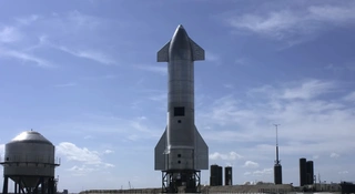 Wow, udało się! Zobacz, jak Starship prawidłowo ląduje po locie na 10 kilometrów. A chwilę później...