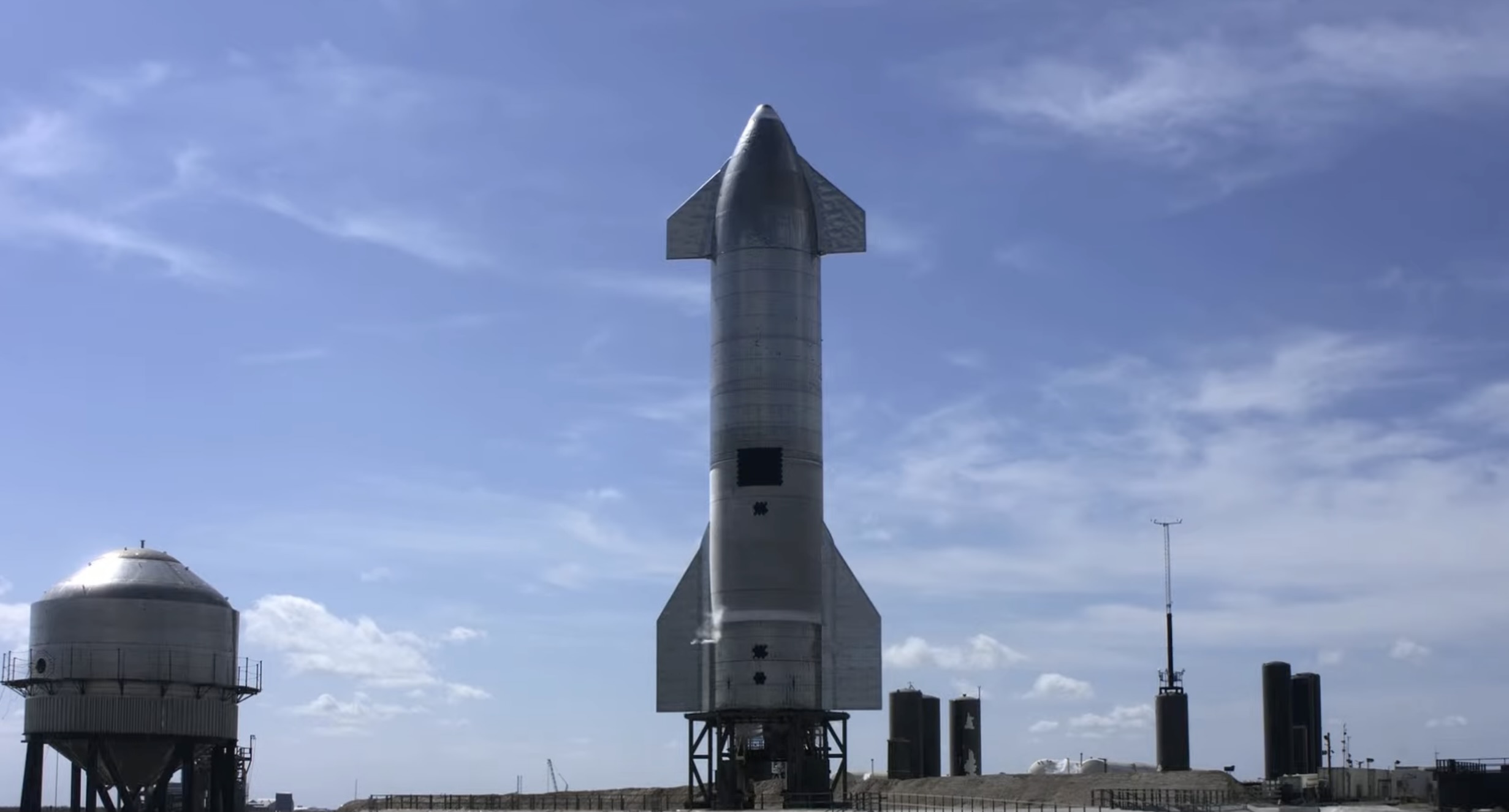 Wow! Udało się. Zobacz, jak Starship prawidłowo ląduje po locie na 10 kilometrów