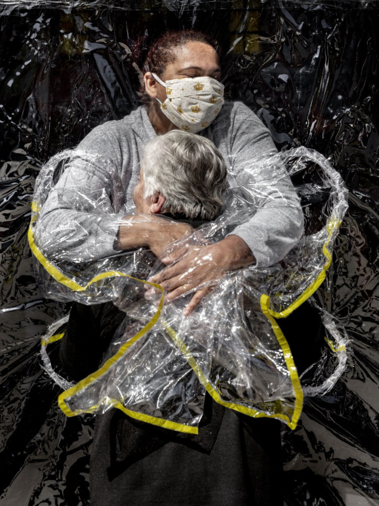 Fot. Mads Nissen, Dania, "The First Embrace" / World Press Photo 2021 class="wp-image-1625525"
