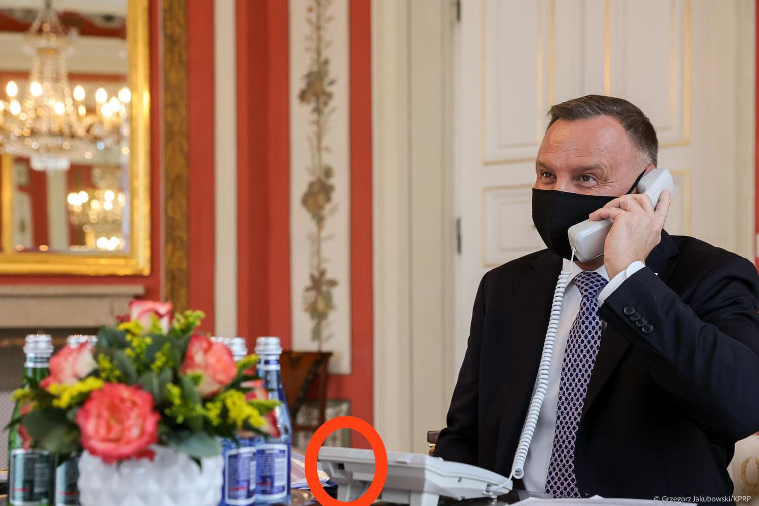 Internet śmieje się z telefonu Andrzeja Dudy. Ja się nie śmieję, bo sprawdziłem instrukcję
