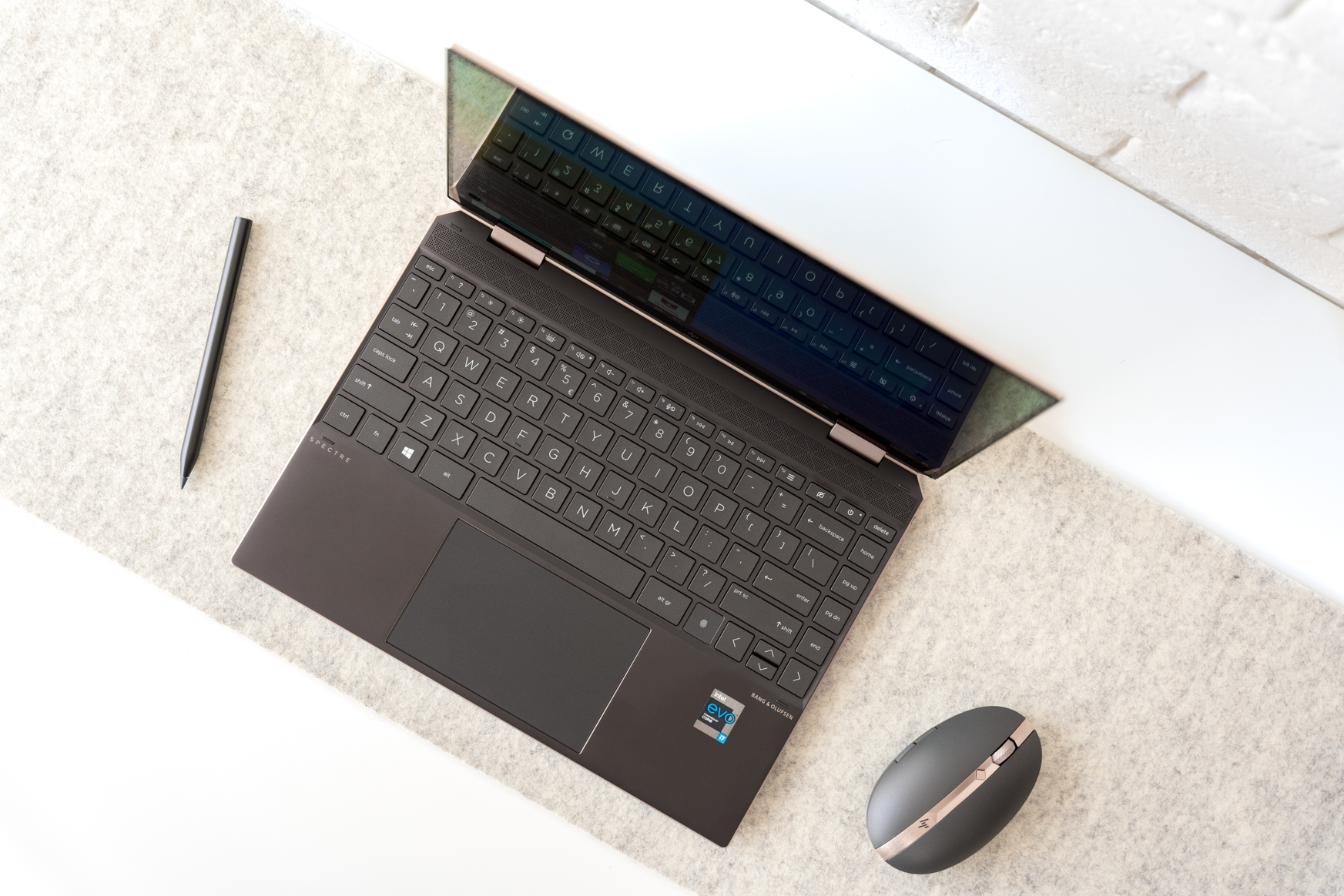 Biuro zawsze przy sobie. HP Spectre x360 idealnie pasuje do torebki