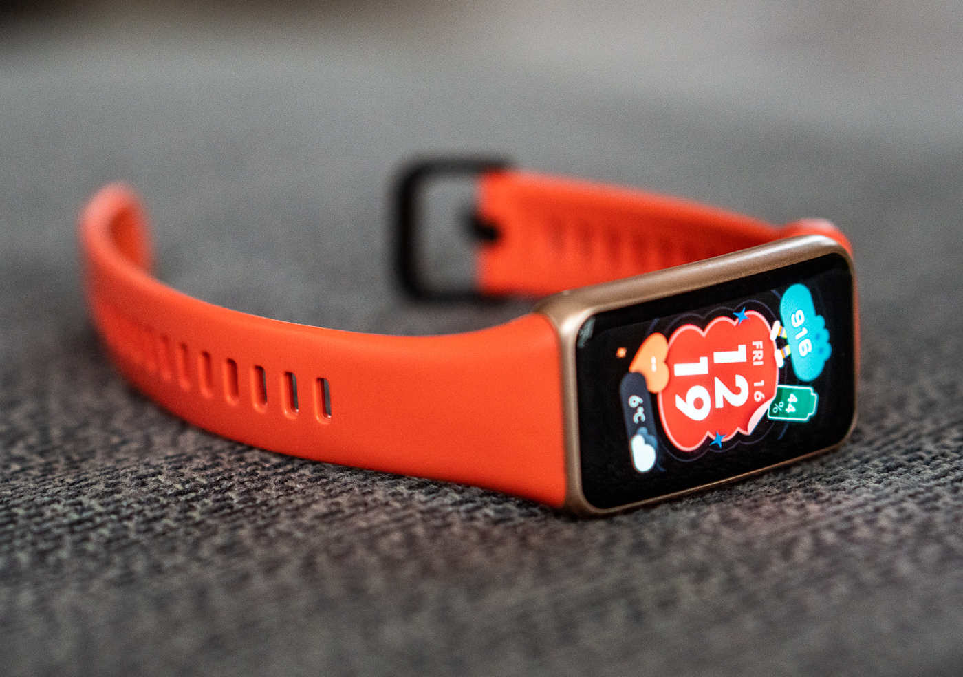 Jaki smartwatch na komunię - Huawei Band 6 class="wp-image-1668966"