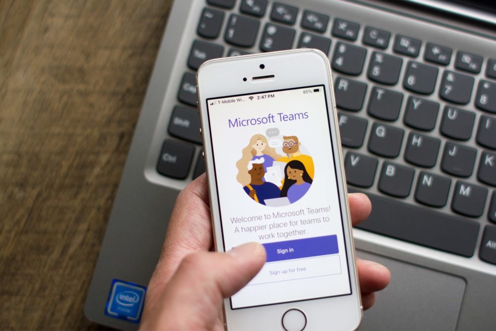 Microsoft Teams to popularny program do pracy zdalnej, często korzystają z niego również szkoły i uczelnie class="wp-image-1679208" title="Praca zdalna i Microsoft Teams"