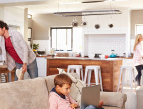 Wi-Fi w drugim końcu mieszkania – sprawdziłem dyskretny access point TP-Link EAP230-Wall